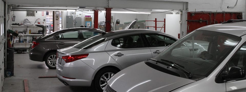 Véhicules dans l'atelier de carrosserie